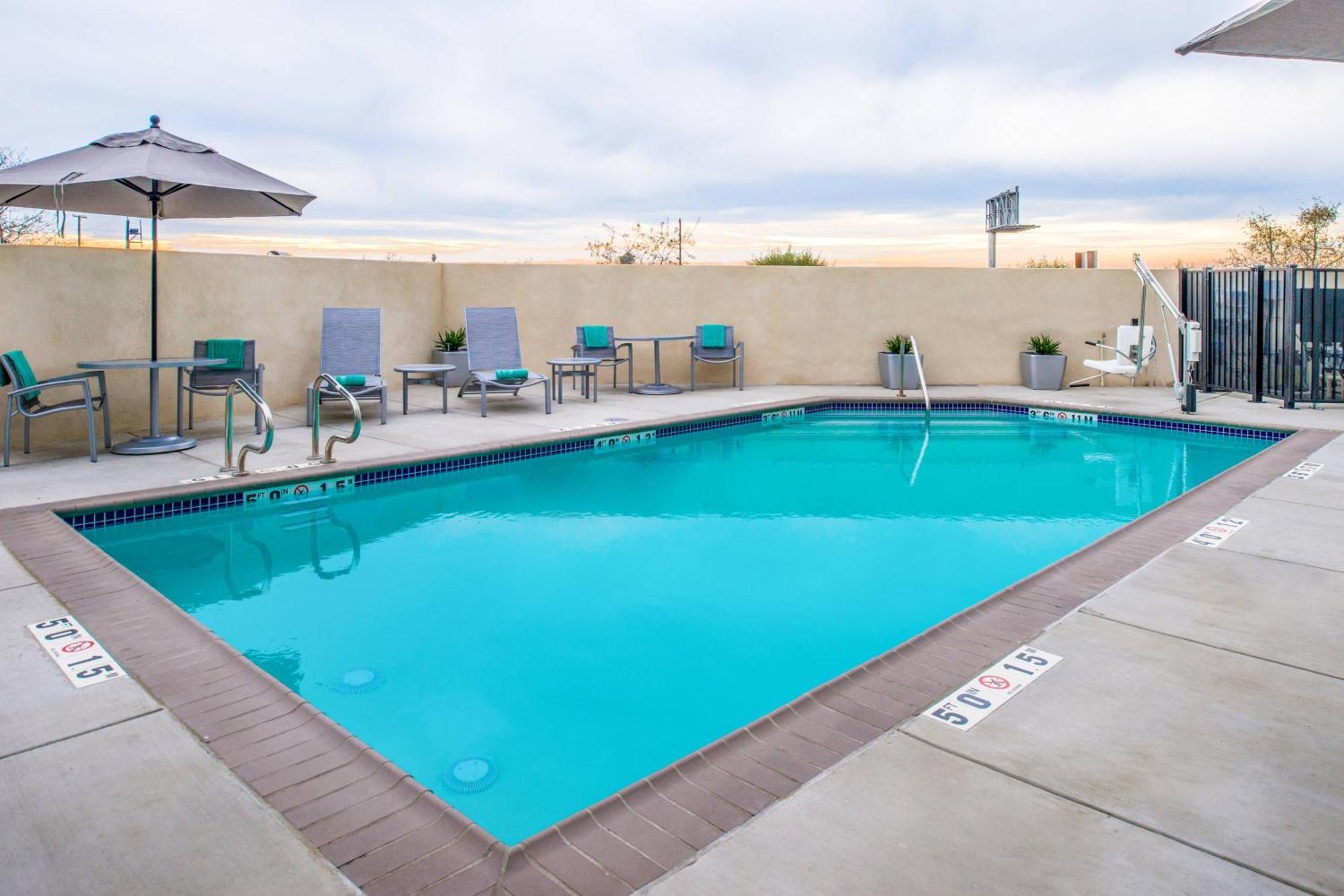 Towneplace Suites By Marriott Merced Bagian luar foto