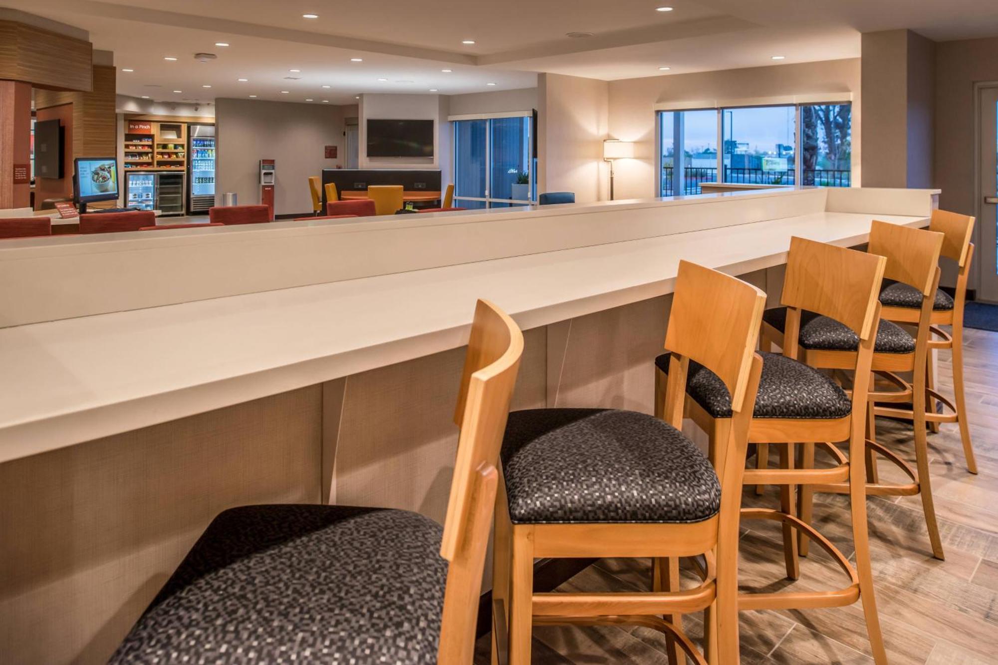 Towneplace Suites By Marriott Merced Bagian luar foto