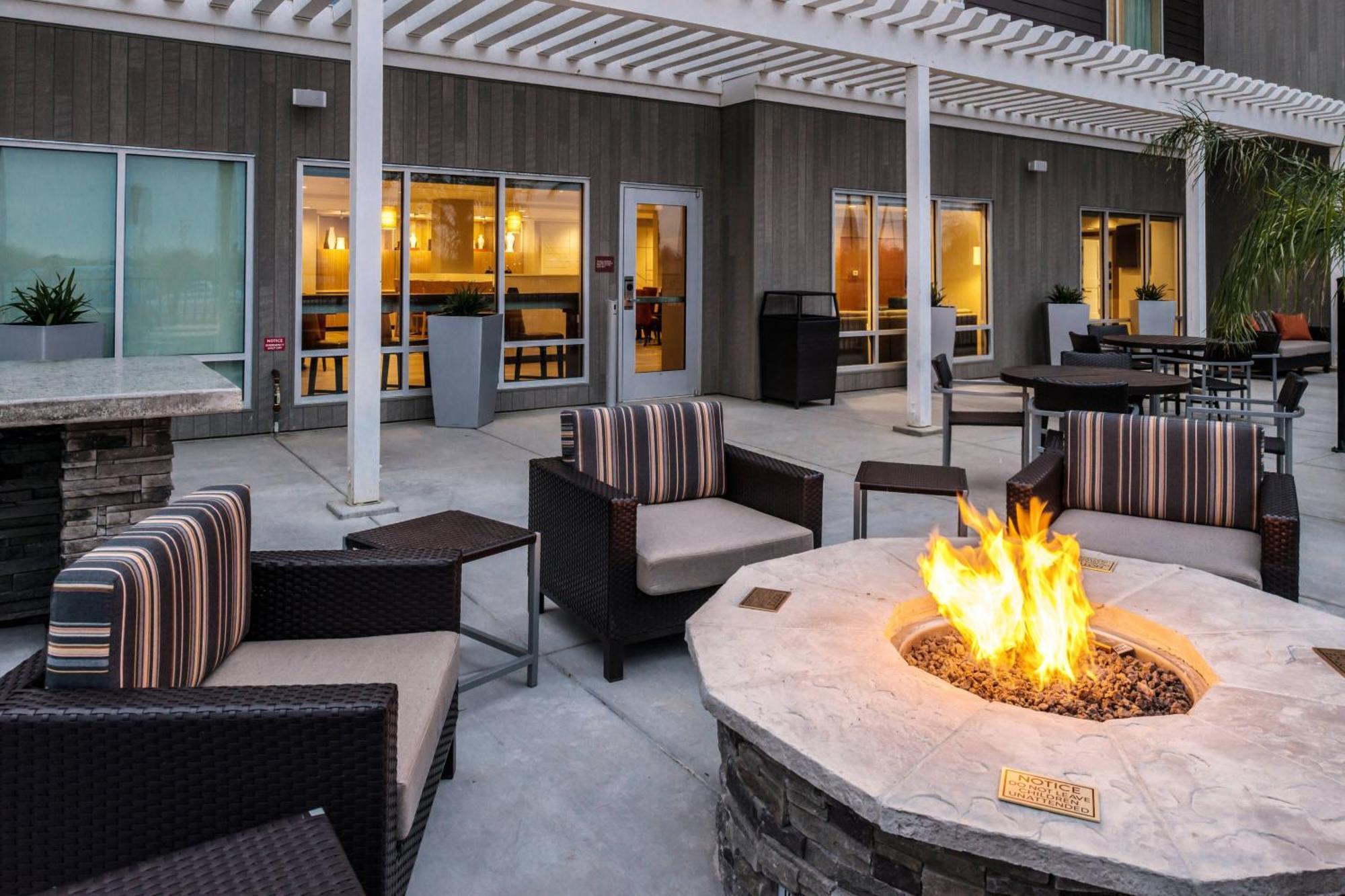 Towneplace Suites By Marriott Merced Bagian luar foto
